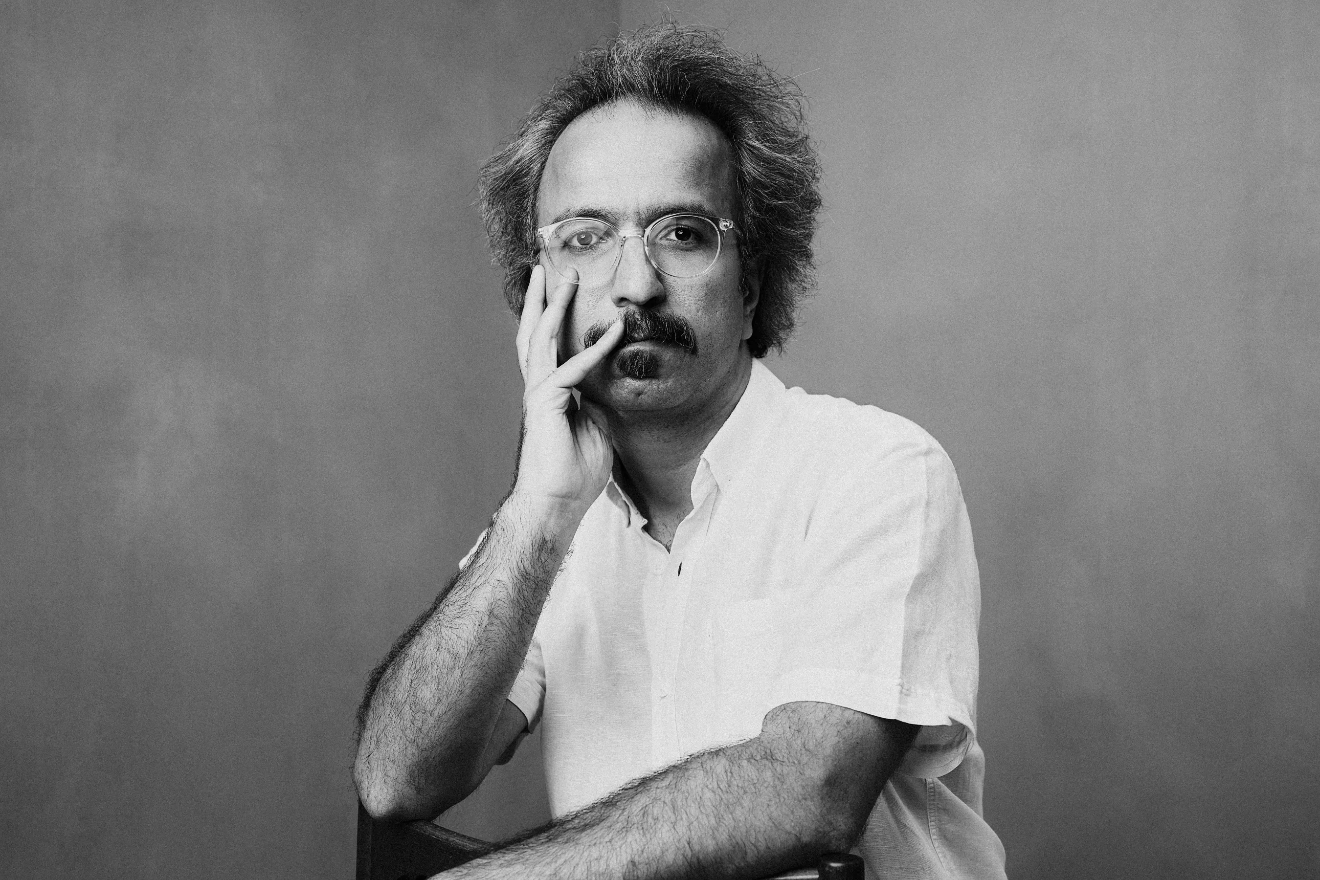 Ein Porträt von Farhad Delaram