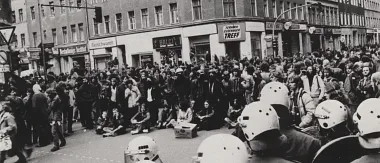 Ein Filmstill aus dem Film »Schade, dass Beton nicht brennt«