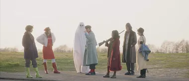 Ein Filmstill aus dem Film »Wo keine Götter sind, walten Gespenster«