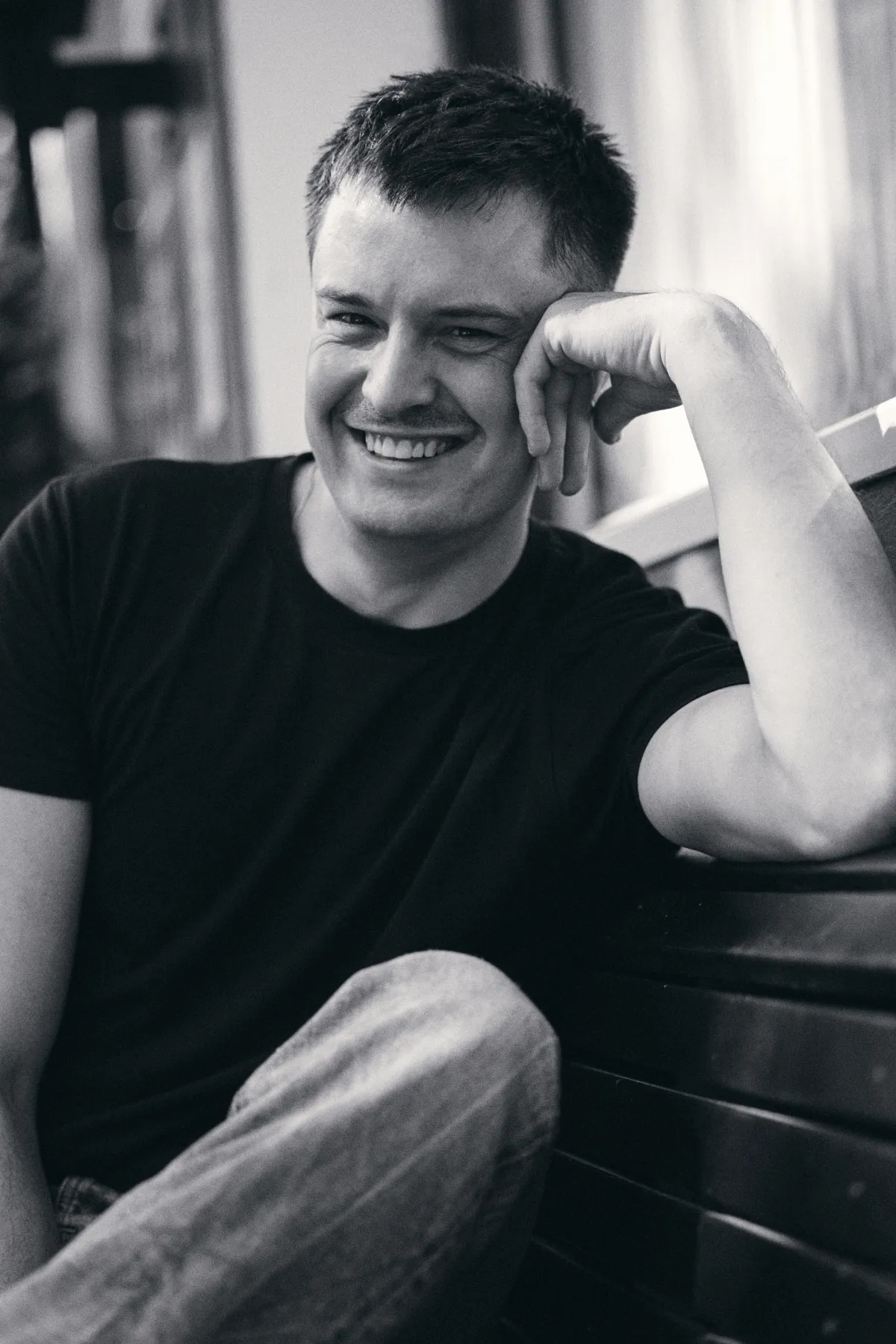 Ein Porträt von Jannik Mioducki